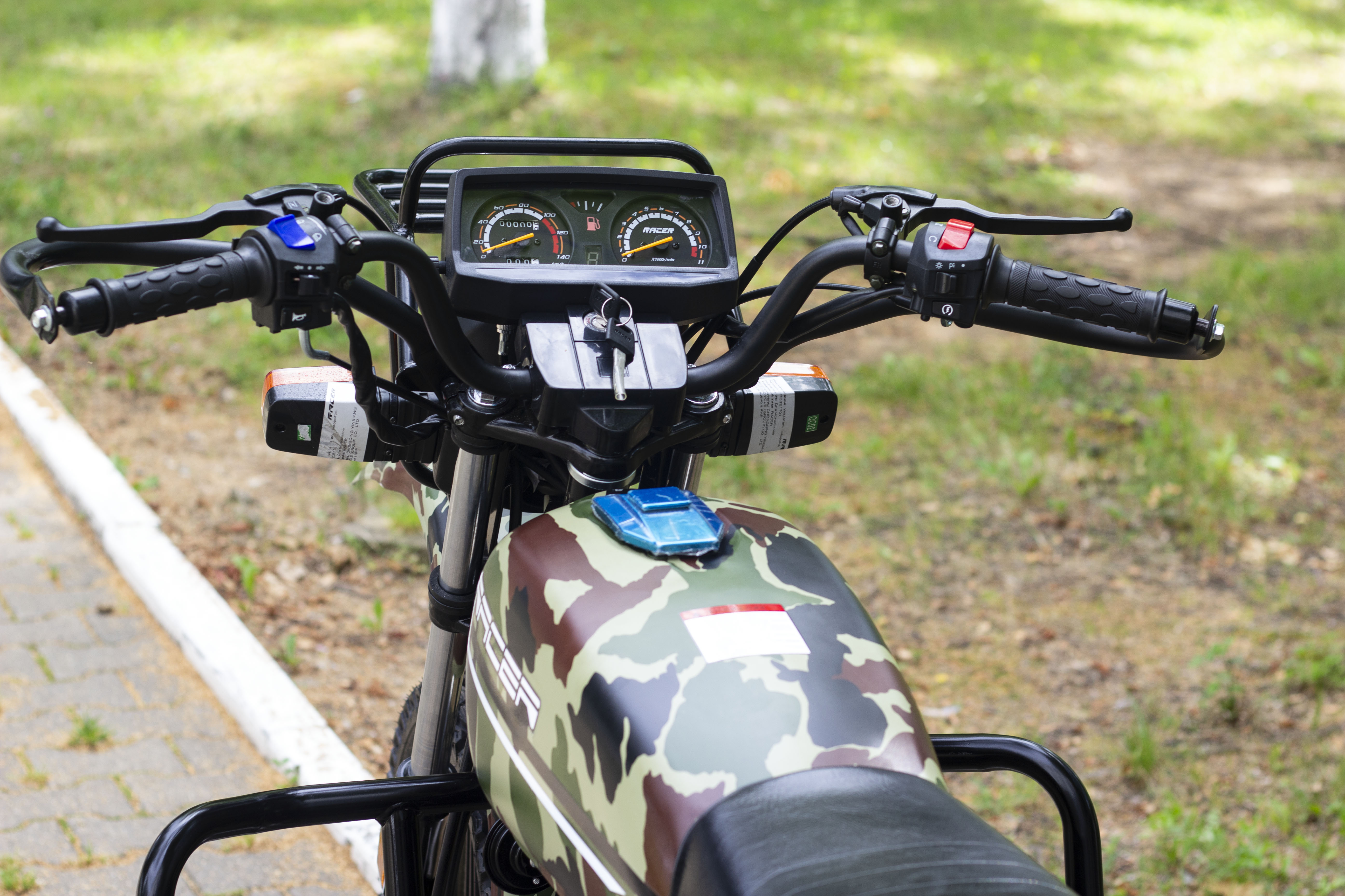 Racer RC150-23A Tourist — вид сзади, багажник и свет