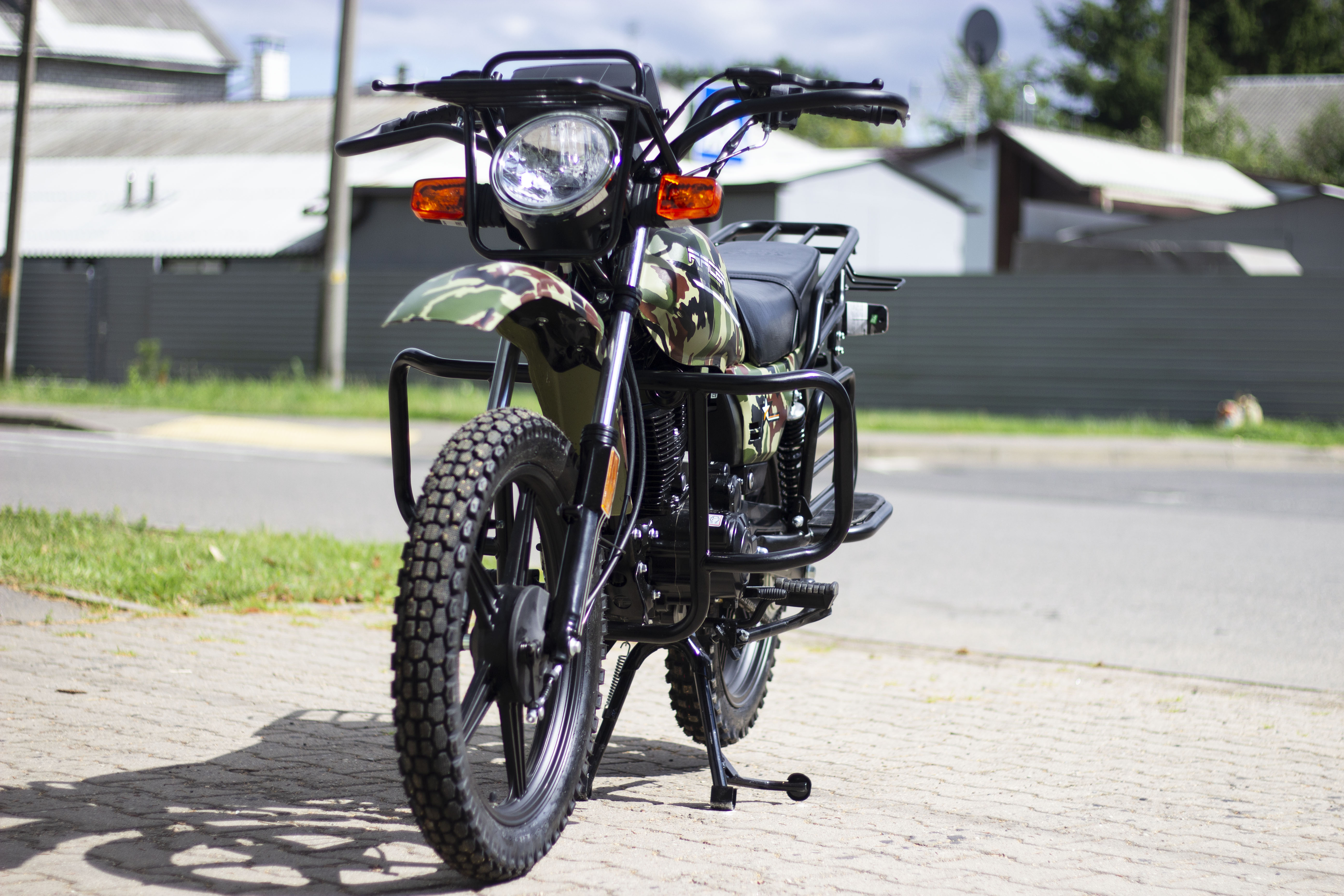 Racer RC150-23A Tourist — три четверти, левая сторона, дуги и подножки