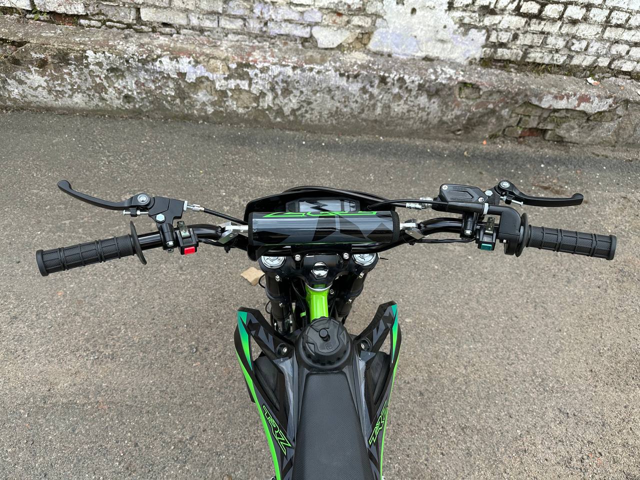 Racer TRZ 125 E-start вид сверху на руль
