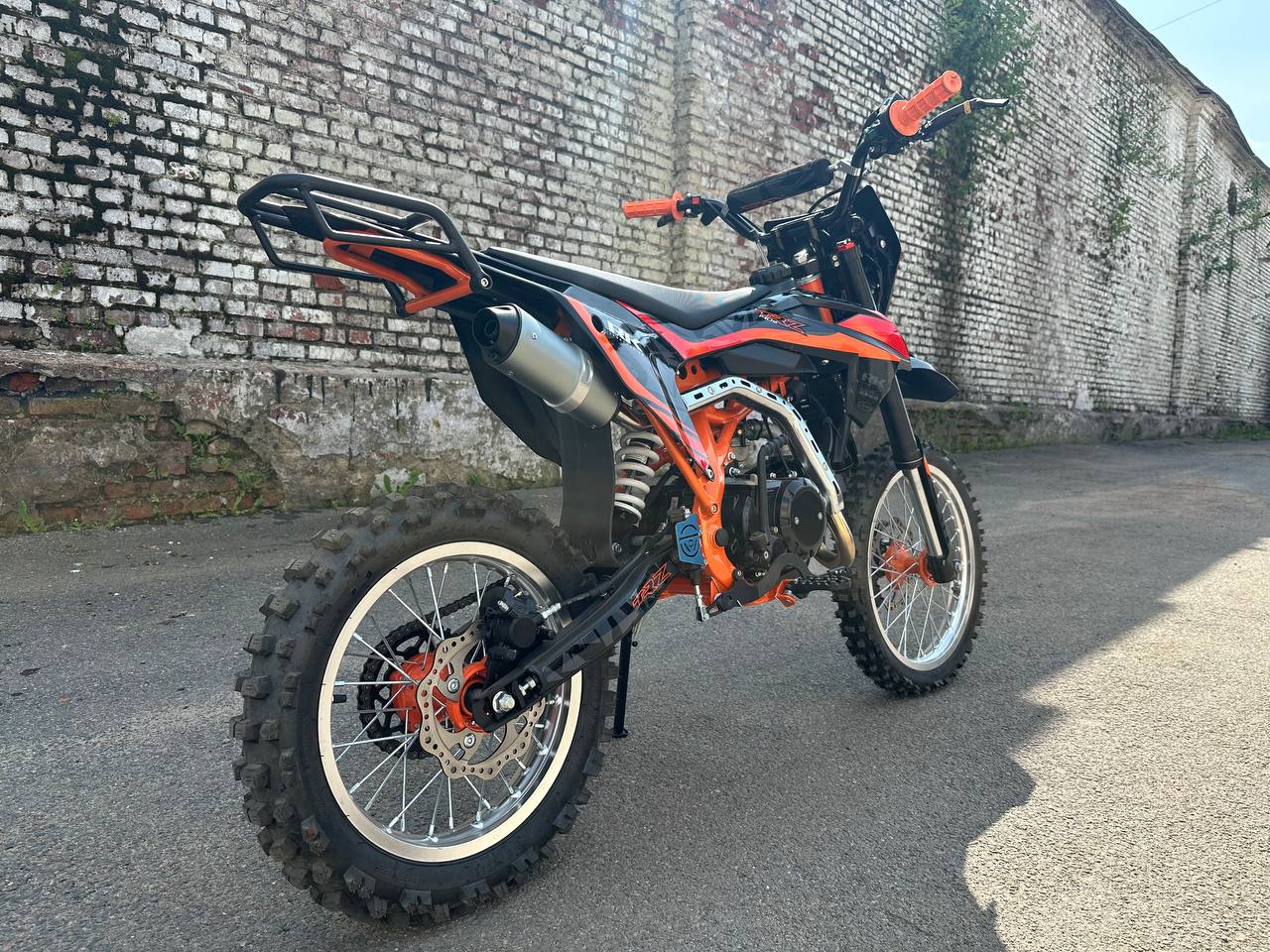 Racer TRZ 140 E-start — ракурс 3/4, багажник и выхлоп